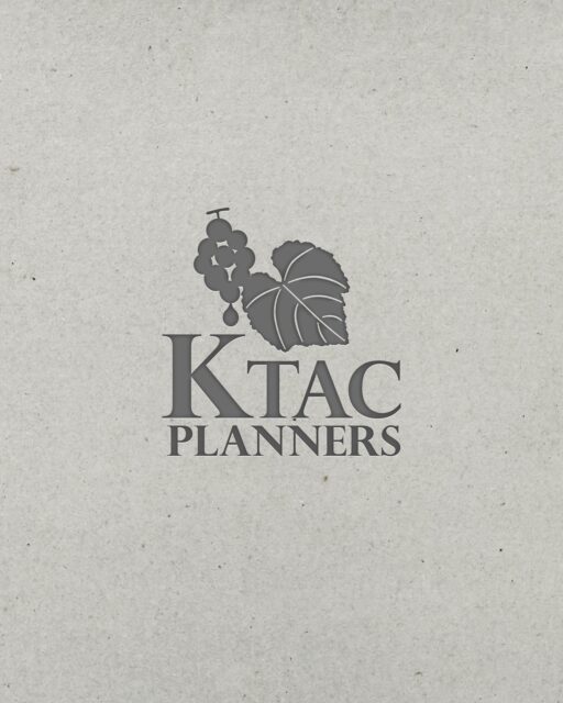 ムラこそ、味わい。

化粧箱の材質にも、こだわりました。

ぶどうのオイルや、オライブをお包みするグレーの化粧箱。
リサイクル素材由来の自然な色ムラや繊維の模様が特徴的で、
ひとつとして同じもののない豊かな表情をつくりだしています。

無機質なグレーではなく、有機的で温かみのあるグレー。
素朴でありながら洗練された印象の化粧箱に仕上げました。

・・・・・

ケータックは長年の技術と知識をもとに、
品質と味にこだわりの食品をお届けしています。

皆様のくらしに幸せと新たな発見がありますように。
​
▼ オンラインショップ
@ktac.planners のプロフィール欄から、
公式オンラインショップ “アンデスクラブ”
または Amazon公式ショップ のリンクをクリック👆🏻❕

#ktacplanners
#ケータックプランナーズ
#ケータック
#エキストラバージンオリーブオイル
#本物のエキストラバージンオリーブオイル
#低酸度オリーブオイル
#オライブゴールドメダル
#チリ産オリーブオイル
#ぶどうのオイル
#グレープシードオイル
#チリ産
#調味料
#ギフト
#御中元
#サマーギフト
#こだわり調味料
#おもてなしごはん
#料理好きな人と繋がりたい
#おうちバル
#手土産
#プレゼントにおすすめ