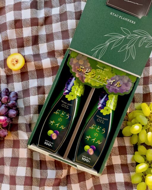 さりげなく差がつく、おしゃれな油の贈りもの🍇

贈りものって、「実用的なのはうれしいけど、なんだかありきたりだな…」と思うこと、ありませんか？

私たちがつくりたかったのは
“ありそうでなかなかない”
気が利いててセンスも感じるギフト。

デザインにも素材にもこだわった、ちょっとだけ特別な油のセット。
日々のキッチンに、やさしく馴染む贈りものができました🎁

・・・・・

ケータックは長年の技術と知識をもとに、
品質と味にこだわりの食品をお届けしています。

皆様のくらしに幸せと新たな発見がありますように。

▼ 掲載のアイテム
ー ぶどうのオイル 450g
​
▼ オンラインショップ
@ktac.planners のプロフィール欄から、
公式オンラインショップ “アンデスクラブ”
または Amazon公式ショップ のリンクをクリック👆🏻❕

#ktacplanners
#ケータックプランナーズ
#ケータック
#ぶどうのオイル
#グレープシードオイル
#チリ産
#調味料
#ギフト
#御中元
#サマーギフト
#こだわり調味料
#おもてなしごはん
#料理好きな人と繋がりたい
#おうちバル
#手土産
#プレゼントにおすすめ